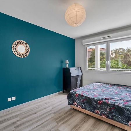 Room In Appartment With Seaview Marseille Bagian luar foto